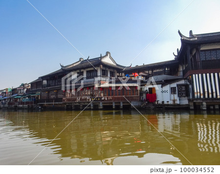 朱家角古鎮~遊覧船から観た町並み~(中国-上海) 朱家角古鎮~遊覧船から観た町並み~(中国-上海) 100034552