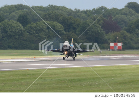 ギリシャ空軍F-16デモチーム「ゼウス」着陸 100034859