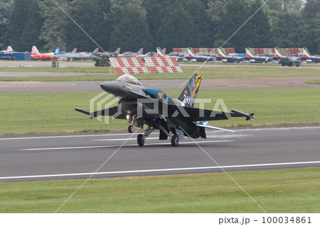 ギリシャ空軍F-16デモチーム「ゼウス」着陸 100034861