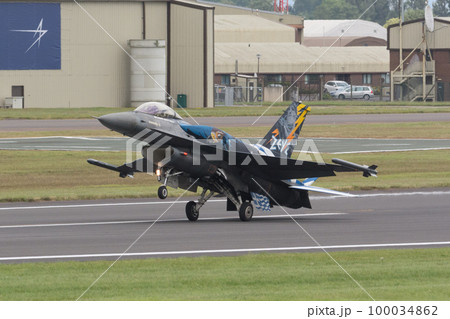ギリシャ空軍F-16デモチーム「ゼウス」着陸 100034862