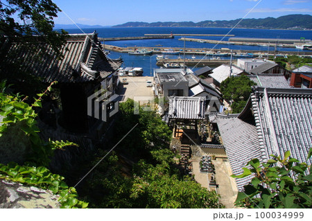 淡路島の「沼島」、沼島八幡神社から眺めた港 100034999