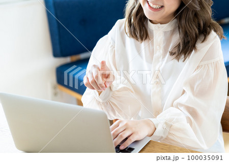 ノートパソコンを使う女性の手元【パーツカット】 ノートパソコンを使う女性の手元【パーツカット】 100035091