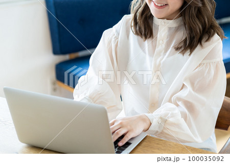 ノートパソコンを使う女性の手元【パーツカット】 ノートパソコンを使う女性の手元【パーツカット】 100035092