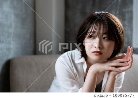 Z世代の若い女性 Z世代の若い女性 100035777