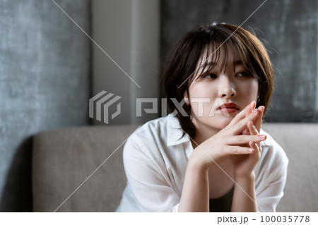Z世代の若い女性 100035778