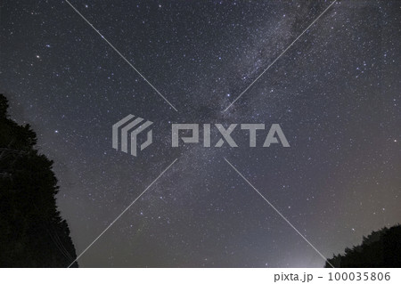 夏の星景　山里の北の天の川とカシオペア座 100035806