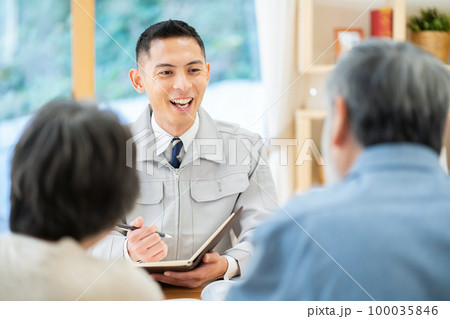 シニア、業者、リフォーム、相談、住宅補修、工事、夫婦、不動産、男性、リフォーム相談、資産運用 100035846