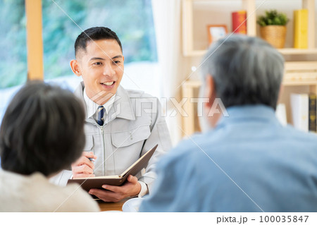 シニア、業者、リフォーム、相談、住宅補修、工事、夫婦、不動産、男性、リフォーム相談、資産運用 100035847