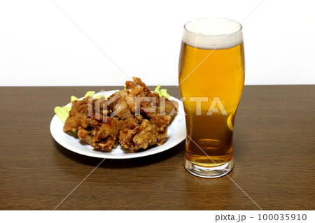 冷えたビールと鶏の唐揚げ 冷えたビールと鶏の唐揚げ 100035910