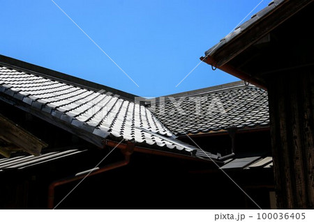 青空と武家屋敷の瓦屋根 青空と武家屋敷の瓦屋根 100036405