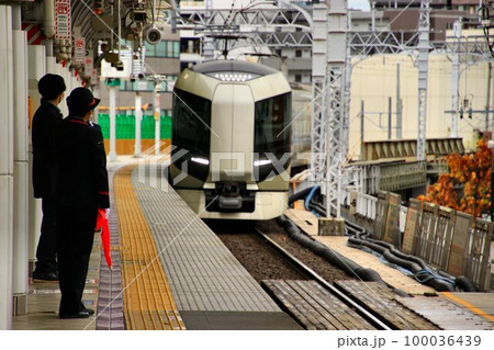 立体化工事が進む『とうきょうスカイツリー駅』へ入線する…『特急リバティ』500系 100036439