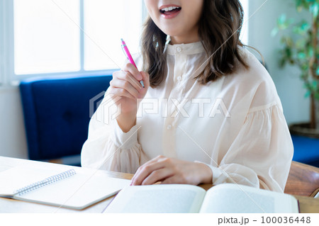 勉強する若い女性【パーツカット】 100036448
