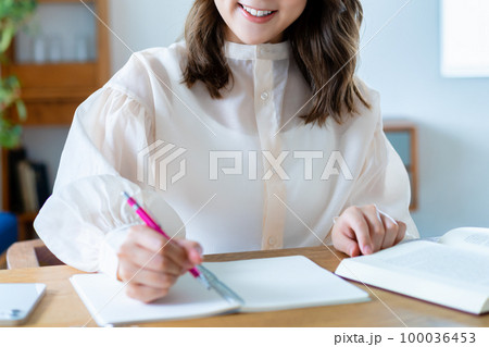 勉強する若い女性【パーツカット】 100036453