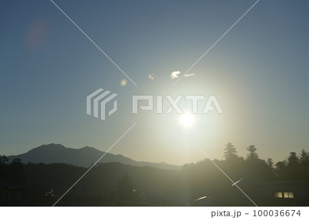 北杜市白州町、春霞たなびく朝の太陽 100036674
