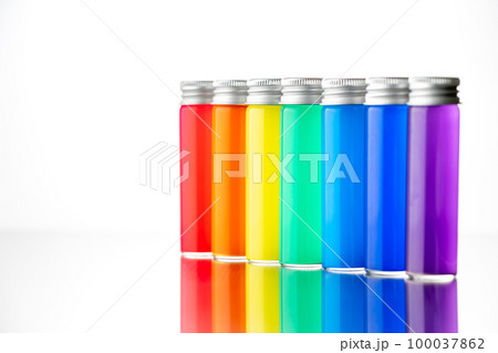 七色のボトル　鮮やかな虹のイメージ　スタジオ撮影 100037862