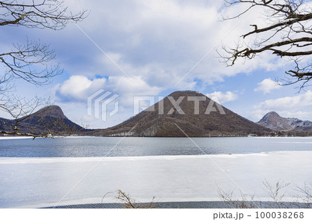 結氷した榛名湖畔から榛名山を望む 2月 結氷した榛名湖畔から榛名山を望む 2月 100038268