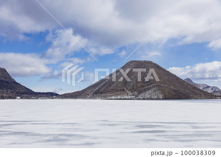 結氷した榛名湖と榛名山　2月 100038309