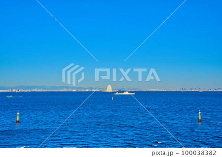 千葉県木更津市の海ほたる展望デッキから北西側方面(風の塔,武甲山,小杉タワーマンションなど) 100038382