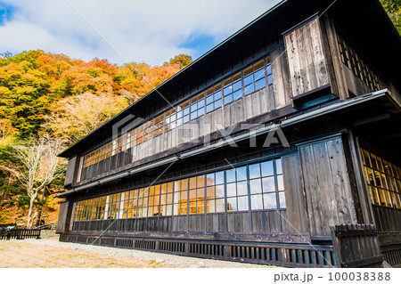日光 紅葉の中禅寺湖　～英国大使館別荘記念公園～ 100038388