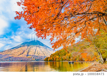 紅葉の日光 ~男体山と中禅寺湖~ 紅葉の日光 ~男体山と中禅寺湖~ 100038473