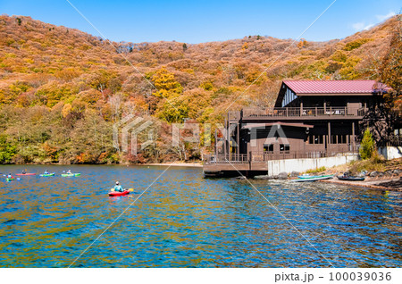 日光 紅葉の中禅寺湖 ~ボートハウス~ 日光 紅葉の中禅寺湖 ~ボートハウス~ 100039036