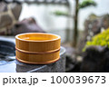 日本の温泉　露天風呂　和風イメージ 100039673