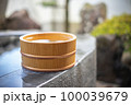 日本の温泉　露天風呂　和風イメージ 100039679