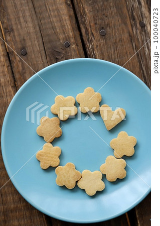 米粉を使った手作りの型抜きクッキー グルテンフリーのお菓子 米粉を使った手作りの型抜きクッキー グルテンフリーのお菓子 100040723