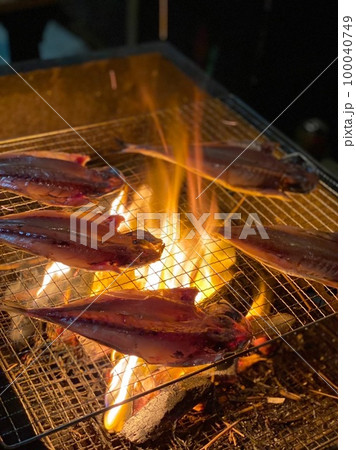 炭で焼く魚 炭で焼く魚 100040749