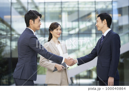 握手をするビジネスマン 撮影協力「LINK FOREST」 握手をするビジネスマン 撮影協力「LINK FOREST」 100040864