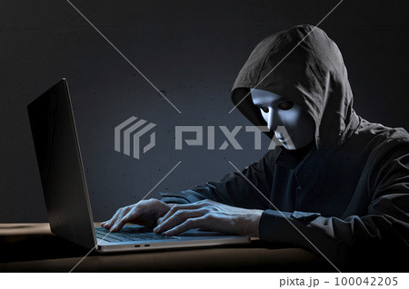 パソコンを操作している犯罪者のイメージ 100042205