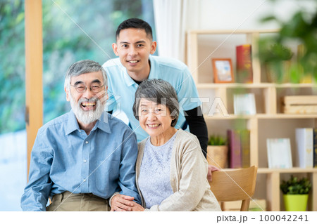 介護イメージ シニア デイケア 介護福祉士 老人ホーム 介護イメージ シニア デイケア 介護福祉士 老人ホーム 100042241