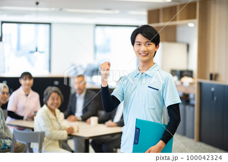 女性介護士、女性、成人女性、女、お姉さん、20代、30代、若い、制服、介護スタッフ、女性スタッフ 100042324