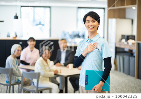 女性介護士、女性、成人女性、女、お姉さん、20代、30代、若い、制服、介護スタッフ、女性スタッフ 100042325
