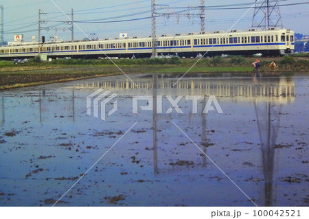 田植えも近い初夏の小田急線海老名、水を張った田んぼに姿を映す2600形、1982年6月8日です 100042521