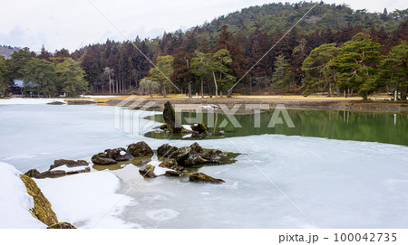 冬の毛越寺浄土庭園 大泉が池 岩手県 冬の毛越寺浄土庭園 大泉が池 岩手県 100042735