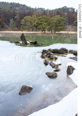 冬の毛越寺浄土庭園　大泉が池　岩手県 100042755