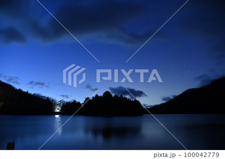 奥日光　湯ノ湖　湖畔の夜景　薄明りに浮かぶ兎島 100042779