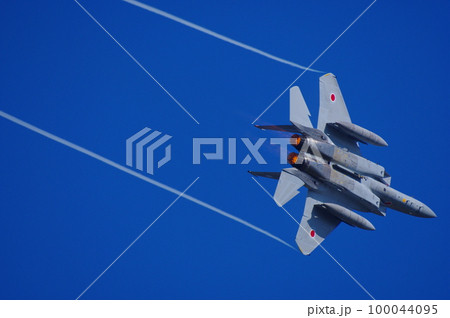航空祭で機動飛行を行う航空自衛隊のF-15 100044095
