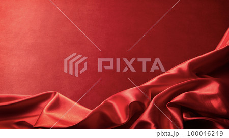 ドレープのあるシルクの赤い布の背景テクスチャー 100046249