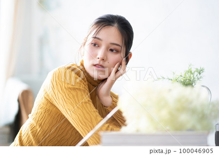 若い女性 100046905