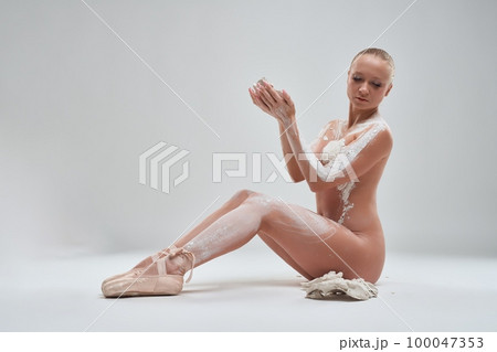 Nude woman covered with gypsum with pointes like living statue 100047353
