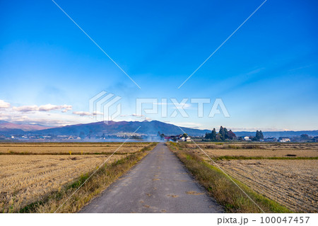田園風景　野焼き　福島県喜多方市　磐梯山 100047457