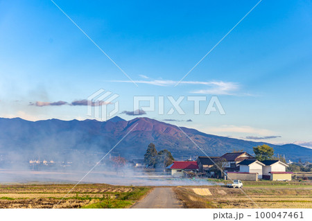 田園風景 野焼き 福島県喜多方市 磐梯山 田園風景 野焼き 福島県喜多方市 磐梯山 100047461
