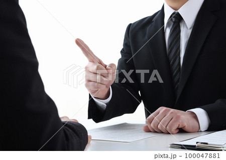 注意・叱責をするビジネスマンの手元 100047881