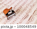 アンティークピアノと楽譜 100048549