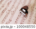 アンティークピアノと楽譜 100048550