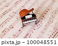 アンティークピアノと楽譜 100048551