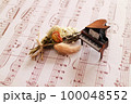 アンティークピアノと楽譜 100048552