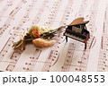アンティークピアノと楽譜 100048553